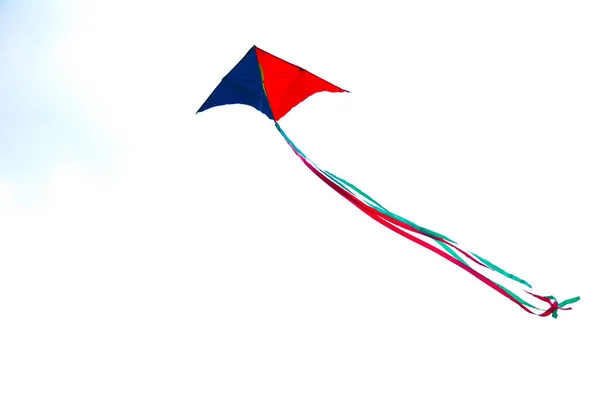 Gökyüzünde renkli uçurtma