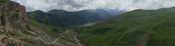 Dağlar ve Yeşil Vadi Panorama