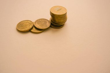 sarı metal sikkeler masada yatan