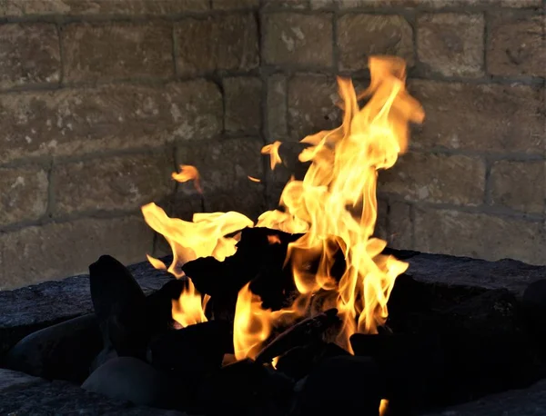 taş duvarların arka plan üzerinde yangın. Ateşe tapanların Hint tapınağı