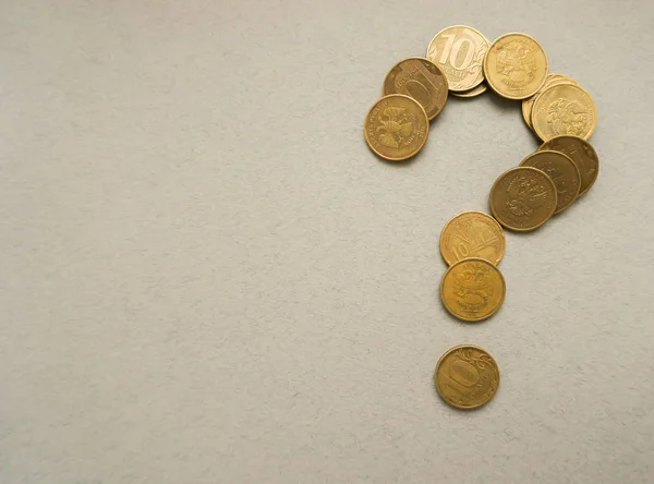 sarı metal sikkeler masada yatan