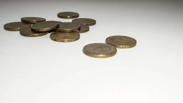 Gelbe Metallmünzen Liegen Auf Dem Tisch — Stockfoto