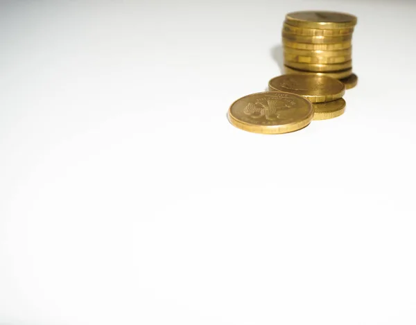 sarı metal sikkeler masada yatan