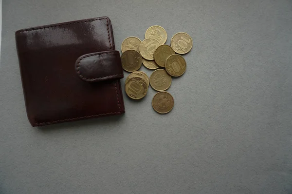 Бумажник Монетами Столе — стоковое фото