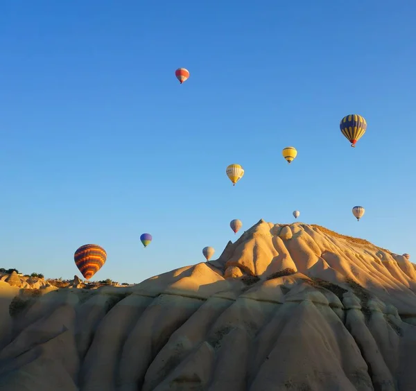 Mavi Gökyüzünde Renkli Balonlar — Stok fotoğraf