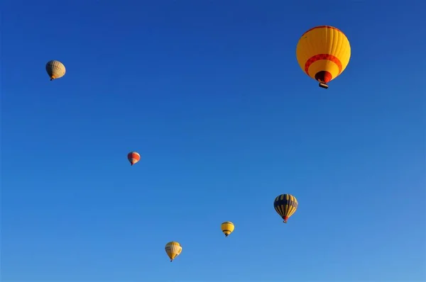 Mavi Gökyüzünde Renkli Balonlar — Stok fotoğraf