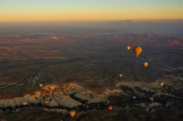 Kapadokya Nın Engin Genişlikleri Üzerinde Şafakta Balonlar — Stok fotoğraf