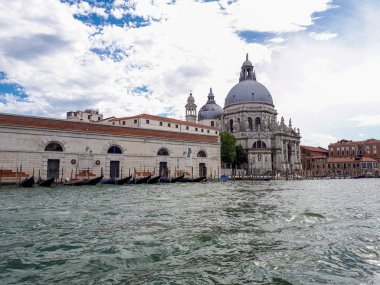 Venedik'te Büyük kanal üzerinde evlerin cepheleri
