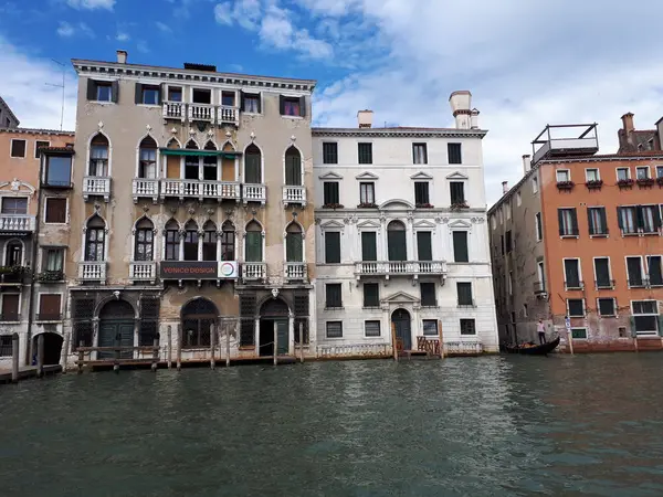Venedik Büyük kanalı üzerinde evlerin cepheleri