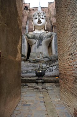 Tayland tapınağında büyük taş Buda