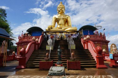 Bir Tay tapınağında Oturan Altın Buda