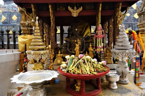 Bir Tay tapınağında Oturan Altın Buda