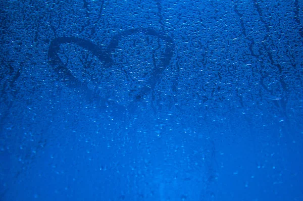 Islak camla boyanmış bir kalp.