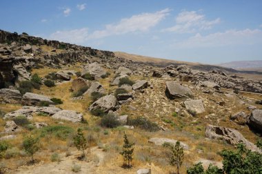 Azerbaycan 'daki Gobustan çölündeki kayalar.