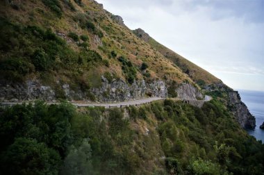 Amalfi kıyısındaki dağlarda yol