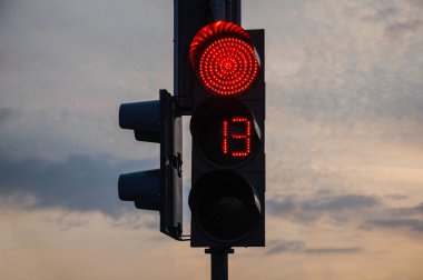 13 numara ve kırmızı trafik ışığı.
