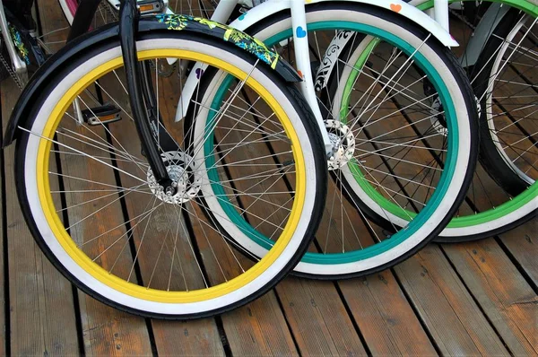 Πολύχρωμες Ρόδες Ποδηλάτων Μια Σειρά Ενοικίαση Ποδηλάτων — Φωτογραφία Αρχείου