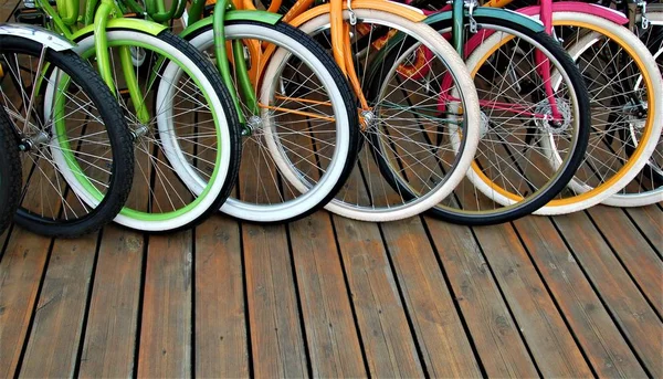 Красочные Велосипедные Колеса Одном Ряду Прокат Велосипедов — стоковое фото