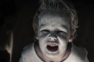 Korkunç küçük çocuk lekeli beyaz killi ya da makyajlı siyah beyaz tek renkli.