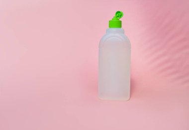 Pembe arka planda sabunu olan kadınlar için sıvı sabun. Temizleyici konsept. Anti bakteriyel sabun. Kadınlar için yumuşak çevre dostu güzellik ürünü