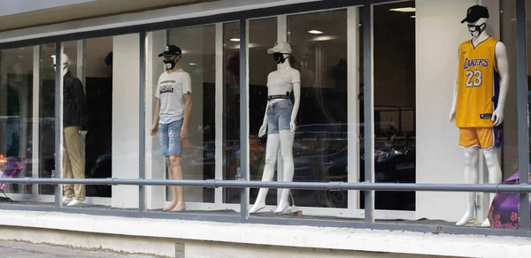 Manequins Masculinos Femininos Uma Loja Moda Marca Com Uma Máscara — Fotografia de Stock