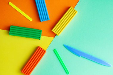 Renkli kağıt üzerinde çocukların yaratıcılığı ve gelişimi için plastik ve sayma çubukları.