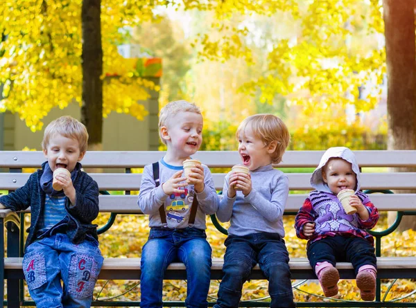 Grup portresi beyaz beyaz beyaz beyaz beyaz beyaz sevimli sevimli komik çocuklar birlikte oturup dondurma yiyorlar. Arkadaşlık eğlence konseptine bayılırım. Sıcak sonbahar ve Hindistan Yazı.