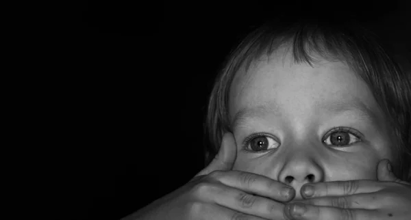 Retrato Niño Asustado Chico Cubrió Boca Con Las Manos Concepto —  Fotos de Stock