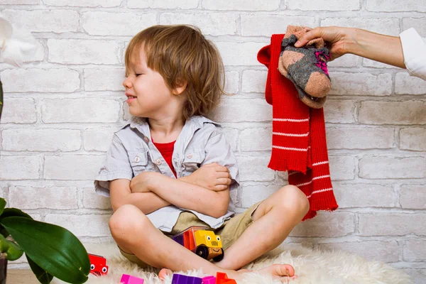 Criança Brinca Chão Com Pés Descalços Mãos Mulher Esticam Roupa Imagem De Stock