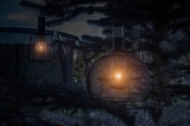 Akşamları bir köknarın dallarına parlayan bir ampul asılır. Retro ya da steampunk stili Noel dekorasyonu