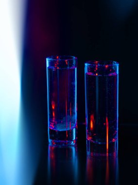 Siyah zemin önünde mavi ışık altında iki çekim