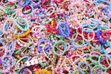 Kadın renkli kolye çeşitleri koleksiyonu.