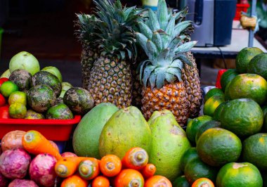 Asya egzotik meyve piel. Ananas, havuç, portakal, mango ve tutku meyve.