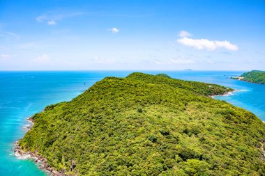 Mavi berrak su ve granit taşlar ile güzel tropikal ada. Üstte görüntü.