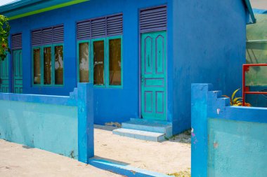 Maldievs güneşli bir günde renkli mavi ev wity veranda