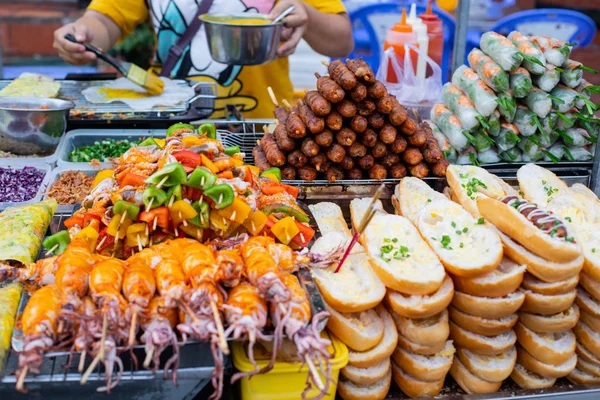 Уличный рынок с вьетнамской кухней. Морепродукты, овощи и барбекю . — стоковое фото