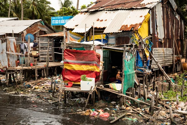 Phu Quoc, Vietname. 2.05.2019. favelas em uma aldeia de pescadores. Pouco menina asiática em favelas sujas . — Fotografia de Stock