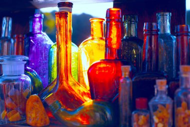 Işık altında renkli cam şişeler