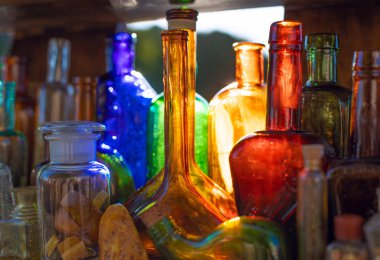 Işık altında renkli cam şişeler