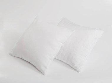 İki beyaz yastık izole, beyaz bir arka plan üzerinde yastık, iki yastık beyaz arka plan karşı yığılmış