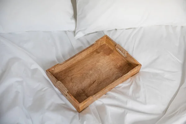 Rustykalna drewniana Taca na białym łóżku. Romantyczne śniadanie w łóżku. — Zdjęcie stockowe