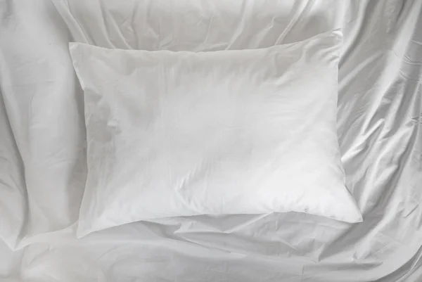 Białe poduszki, kołdra i poszewka w łóżku. Widok z góry. — Zdjęcie stockowe
