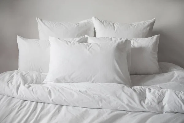 Białe poduszki, kołdra i poszewka w łóżku. Widok boczny. — Zdjęcie stockowe
