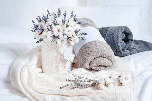 Brązowe, białe i szare warkocze na łóżku i kwiatach. — Zdjęcie stockowe
