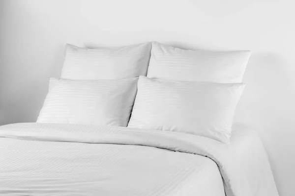 Biała pościel na białym łóżku. Sypialnia z pościelą i pościelą. Łóżko z poduszkami i kołdrą izolowane. — Zdjęcie stockowe