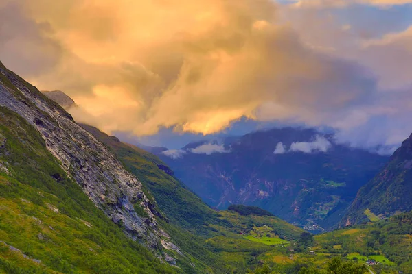 Altipiani settentrionali, rocce scandinave, cielo clody e monti, paesaggio norvegese — Foto Stock