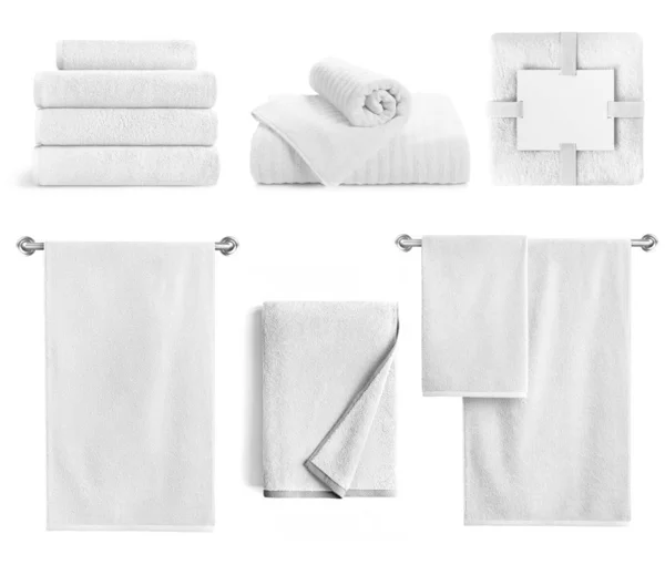 Biały komplet wyrobów włókienniczych kąpielowych izolowanych. Bawełniane ręczniki frotte - wiszące, składane, układane i pakowane na białym tle. — Zdjęcie stockowe