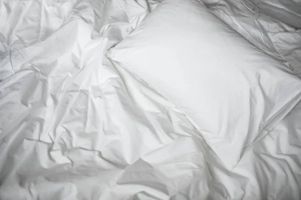 Biały bałagan łóżko widok z góry — Zdjęcie stockowe