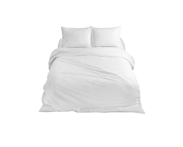 Ropa de cama blanca sobre una cama blanca aislada. Dormitorio con cama y ropa de cama. Cama con almohadas y edredón aislado . — Foto de Stock