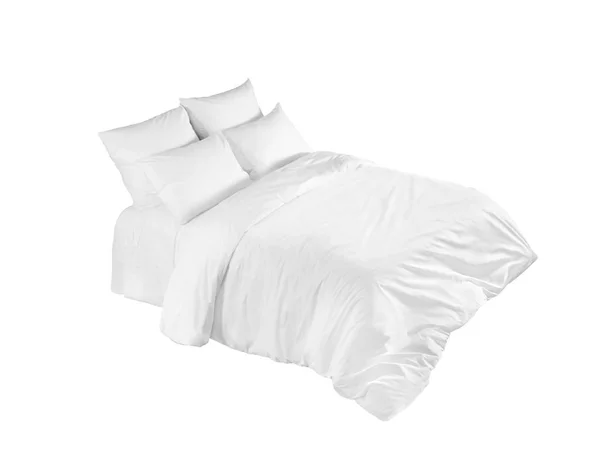 Ropa de cama blanca sobre una cama blanca aislada. Dormitorio con cama y ropa de cama. Cama con almohadas y edredón aislado . — Foto de Stock